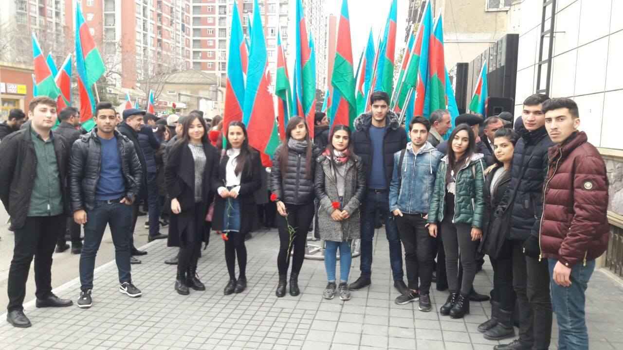 Öğrencilerimiz, Nərimanov ilçesinde Azerbaycan Milli Kahramanı Aliyar Aliyev'in anıt levhasının açılışına katıldılar