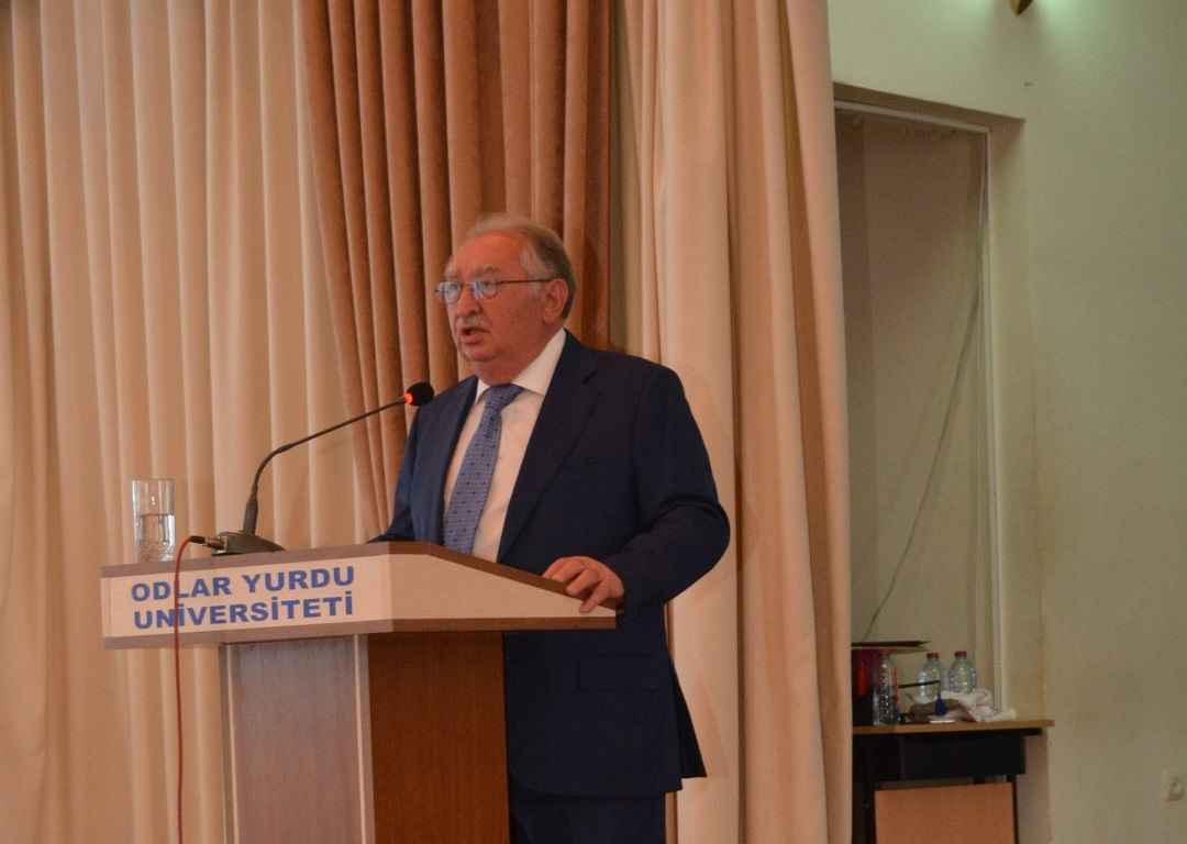 Odlar Yurdu Üniversitesi'nde Azerbaycan Halk Cumhuriyeti'nin 100. yılı ve Haydar Aliyev'in 95. yılına ithaf edilen bir konferans düzenlendi