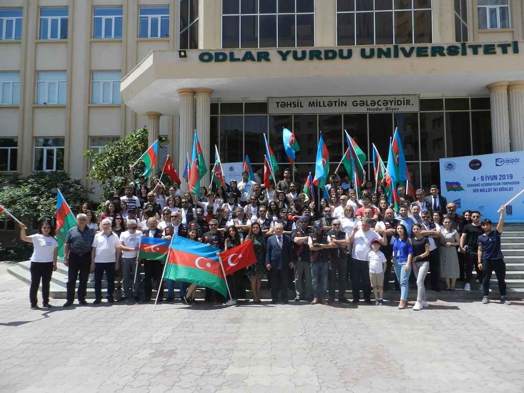 Odlar Yurdu Üniversitesi'nden "Bir Millet - İki Devlet!" sloganıyla büyük bir motorlu bisiklet yürüyüşünün açılış etkinliği, Cebrail'in Cocuq Mercanlı köyüne doğru gerçekleştirildi