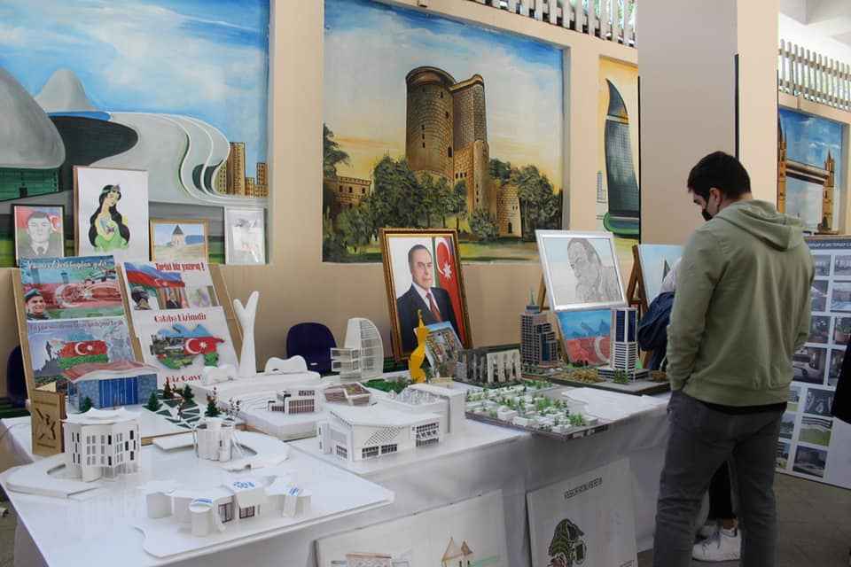 В Университете Одлар Юрду прошла выставка, посвященная 98-й годовщине со дня рождения общенационального лидера Гейдара Алиева