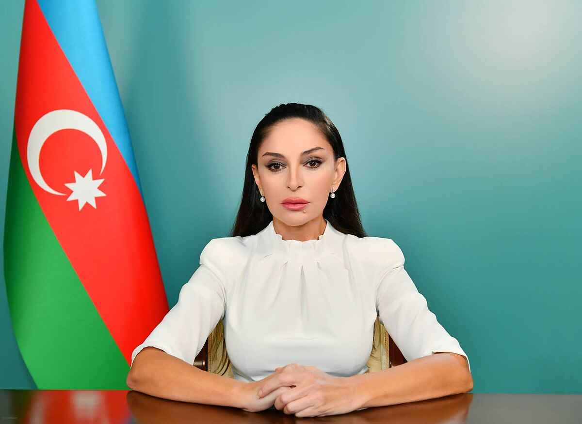 Azerbaycan Cumhuriyeti Cumhurbaşkanının eşi Mehriban Arif kızı Aliyeva'ya