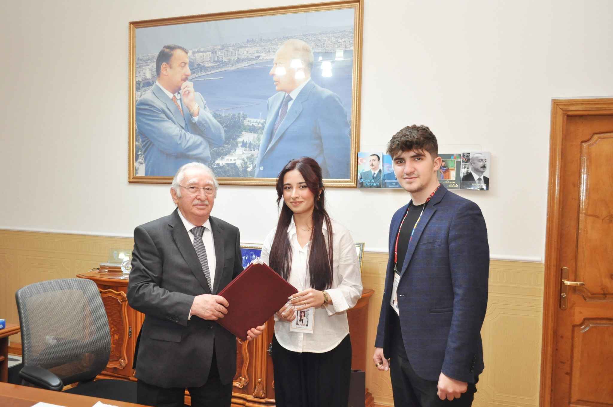 OYU-da tələbə təşkilatları rektor professor Əhməd Vəliyevi doğum günü münasibətilə təbrik etmişdir