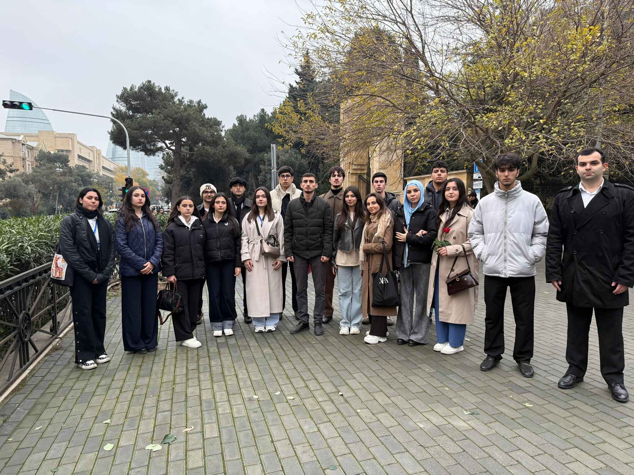 OYU-nun Tələbə Həmkarlar İttifaqı Komitəsinin üzvləri Fəxri Xiyabandakı Ulu Öndərin məzarını ziyarət etmişlər