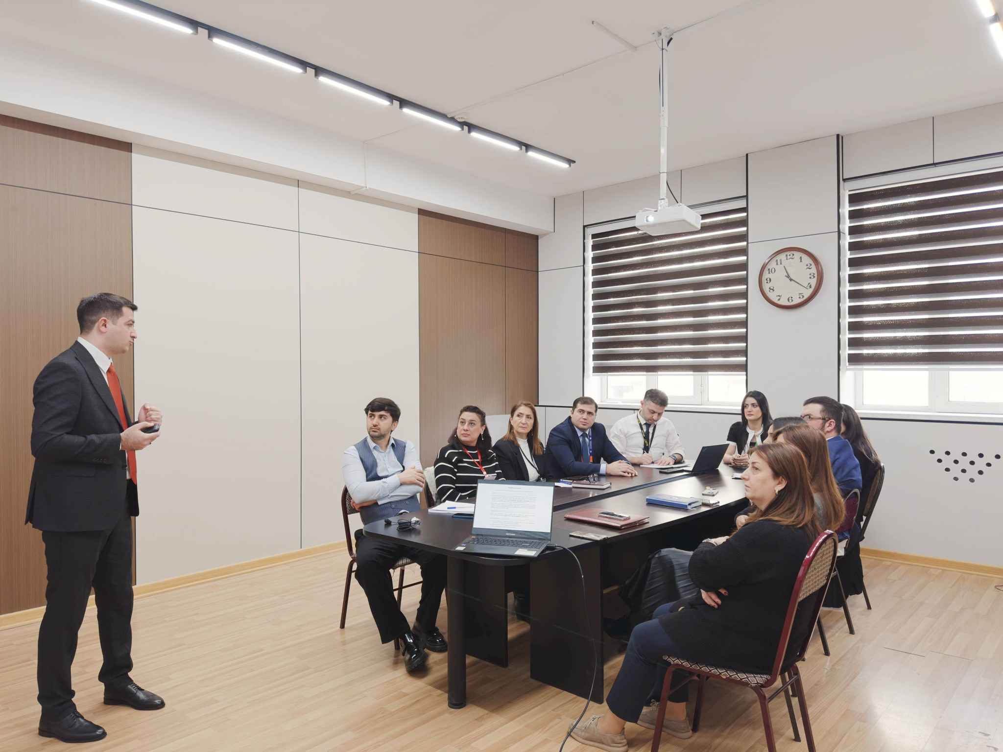 OYU-da “Sorğuların təşkili” mövzusunda növbəti təlim sessiyası keçirilmişdir