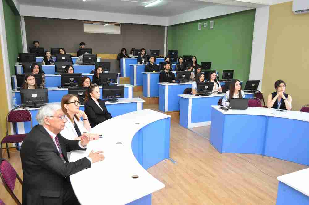 Odlar Yurdu Universitetində Bioloqlar Günü münasibətilə seminar keçirildi