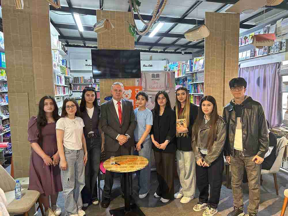 OYU tələbələri yazıçı Elxan Elatlı ilə görüş və imza günündə iştirak edib